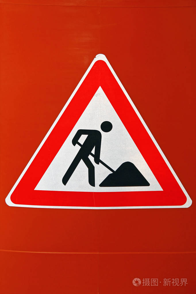 道路工程交通标志在红色塑料背景