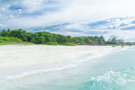 古巴自然大华丽自然观的古巴的白色沙子海滩和大海背景照片