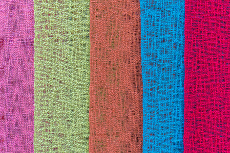 五彩缤纷的纺织品市场的围巾
