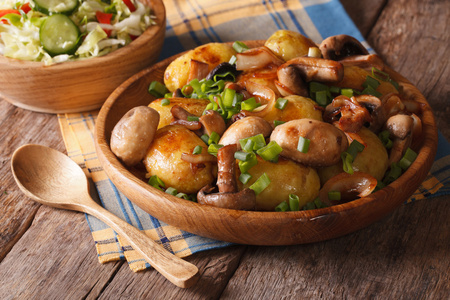 土豆和蘑菇靠拢和沙拉。水平