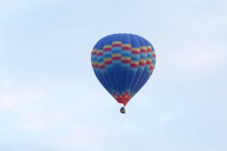 乘客气球在天空飞翔