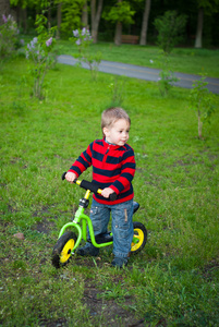 小男孩对他的第一辆自行车