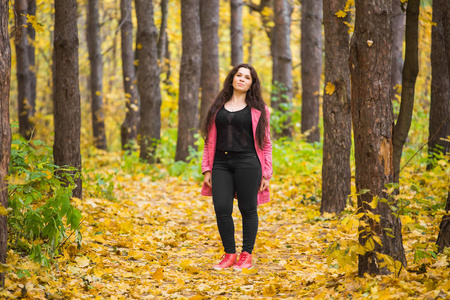 秋天, 自然和人概念在公园粉红色夹克的加大小妇女的画像