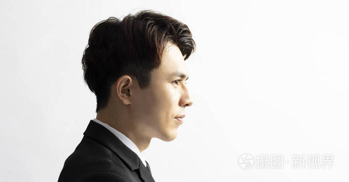 年轻英俊男子脸的侧面视图