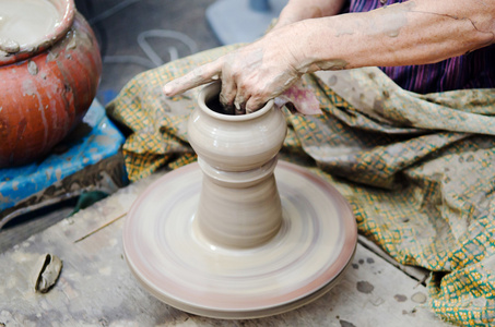 波特的男人手中成型的陶瓷工艺品