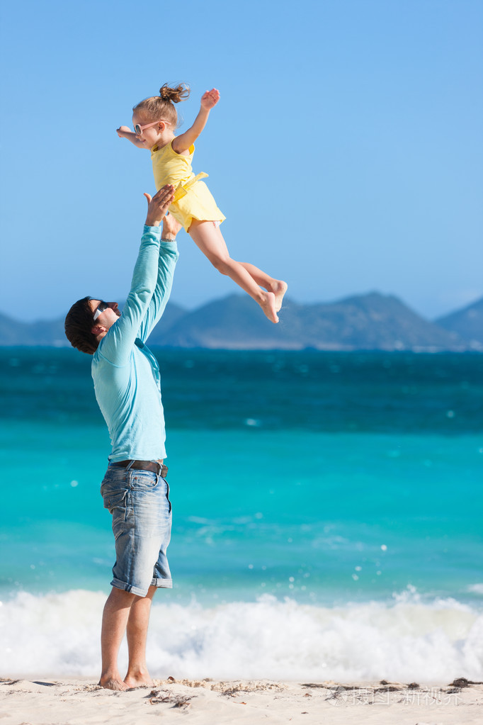 父亲和女儿在海滩