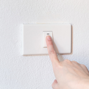 手指按下按钮的可视对讲对皮革工匠按下按钮中年企业妇女对不良态度