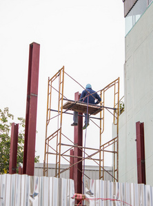 在脚手架上工作的建筑工人