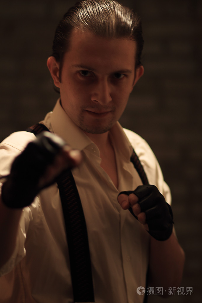 年轻的严重黑手党人的肖像