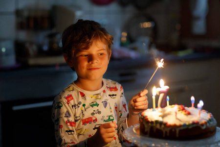 可爱的快乐金发小男孩庆祝他的7生日