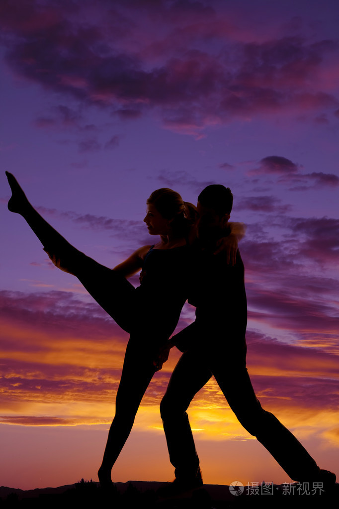 剪影夫妇跳舞他抬起腿