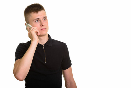 谈思维则是移动电话的年轻白人男子
