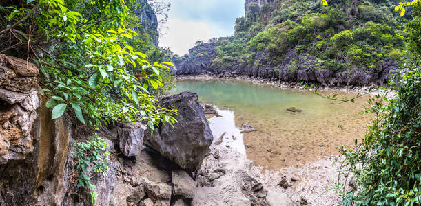 越南哈龙湾大洞穴全景夏季日