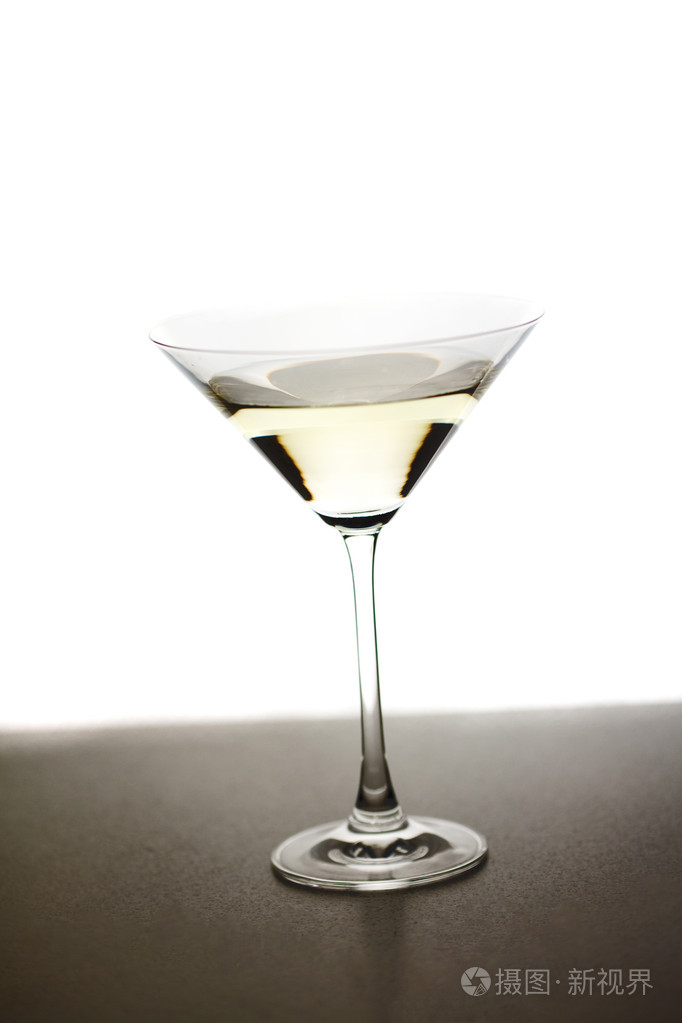 在白色背景上的马提尼酒杯