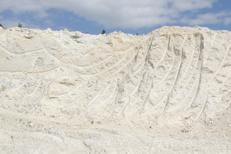 纯净的白色高岭石的开采照片