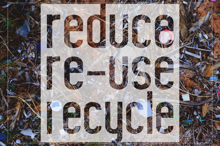 文本减少, 重用, 回收。背景是塑料废料的照片被冲到海滩上。激励卡