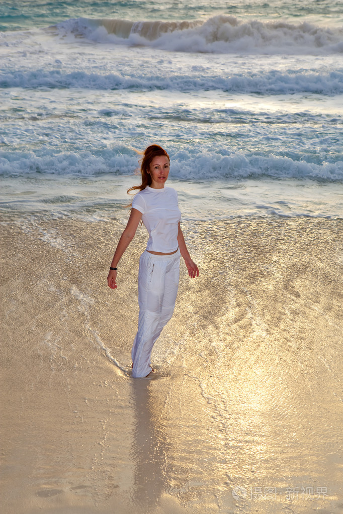 海洋海岸的日落海滩的女人照片-正版商用图片0bjake-摄图新视界