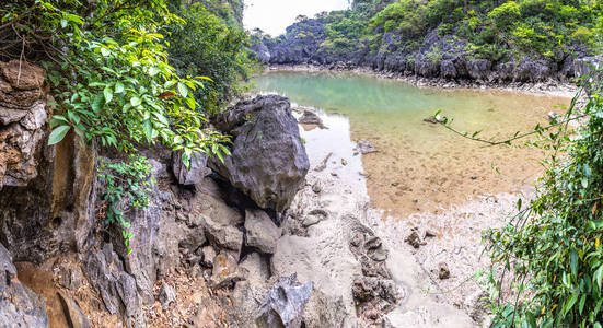 越南哈龙湾大洞穴全景夏季日