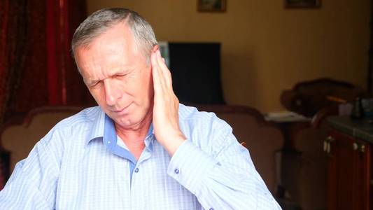 老年人心脏疼图片-老年人心脏疼素材-老年人心脏疼插画-摄图新视界