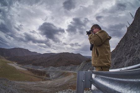 科学家摄影师拍照在阿尔泰山