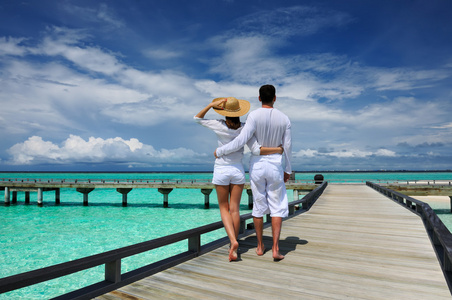 夫妇在马尔代夫的海滩码头