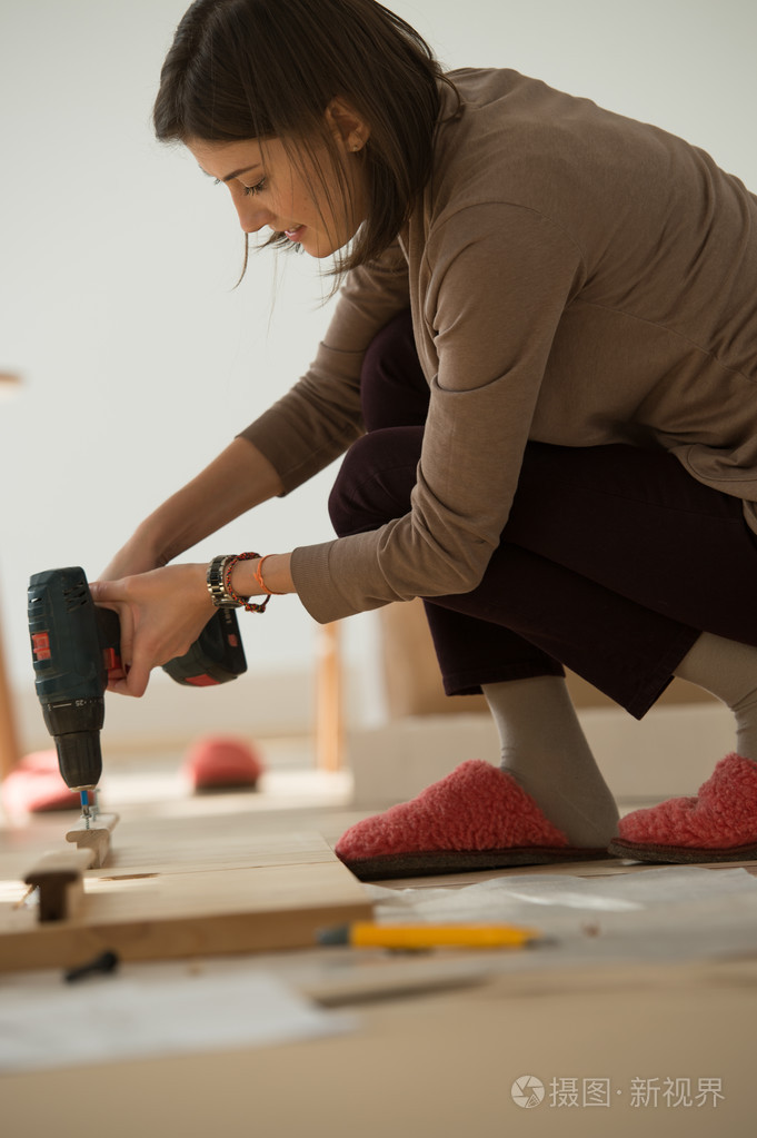 女人自组装家具