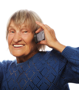 老妇人通过手机进行交流