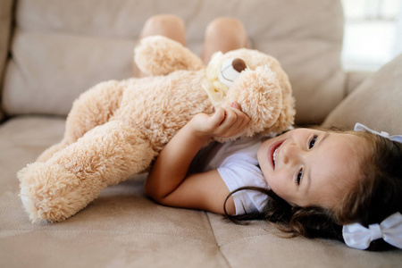 可爱的小女孩玩她最喜欢的玩具泰迪熊