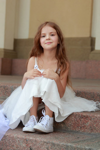 长头发的小女孩长头发户外白色连衣裙的小女孩照片