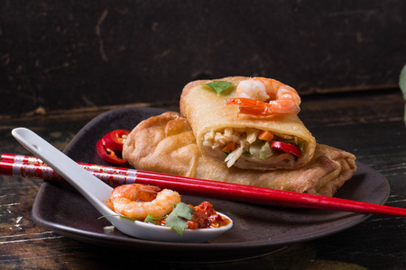 炒弹簧卷配虾, 白菜, 辣椒和热照片