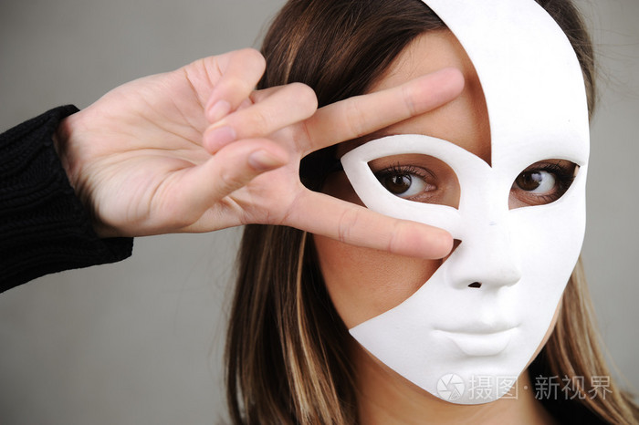 一个美丽的女孩戴着白色面具的肖像
