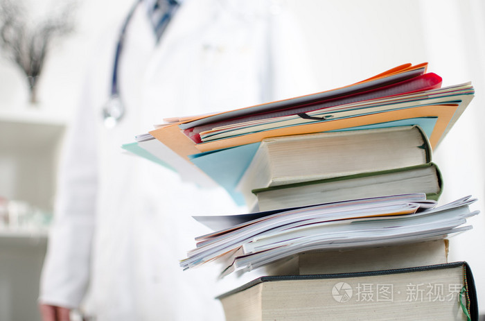 堆栈的医学书籍照片-正版商用图片0bjlzt-摄图新视界