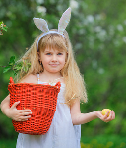 小女孩头戴兔子耳朵