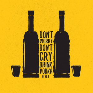 别担心不要哭喝伏特加和飞口号。关于伏特加与玻璃瓶在三通或海报上打印的滑稽语录