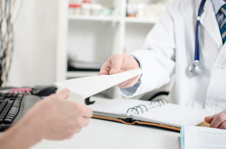 背景模糊年轻医生用听诊器给躺在病床上的高级妇女一杯医生给药医生给