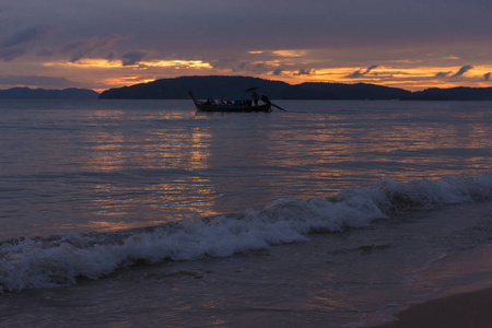 泰国甲米奥南海滩的黄昏时期