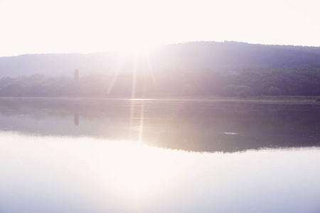 美丽的清晨阳光在河水中的倒影