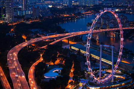 新加坡   4 月 15 日 从屋顶滨海湾酒店在夜晚的城市在 2012 年 4 月 15 日对新加坡视图