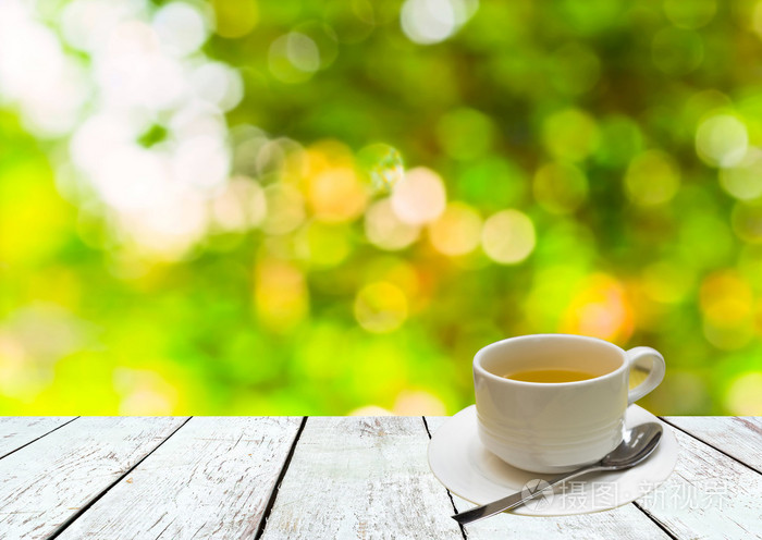 景背景木制的桌子上的茶杯