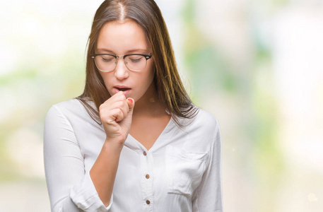 年轻的白种人美丽的商业妇女戴眼镜在孤立的背景感觉不适和咳嗽作为症状感冒或支气管炎。医疗保健理念