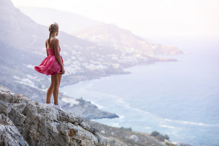 年轻女人站在岩石上