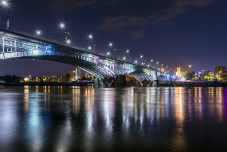 波桥的夜景