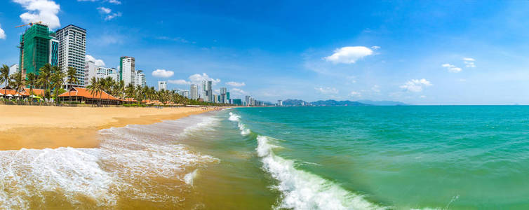 夏季越南芽庄海滩全景