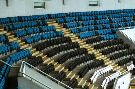 在体育场空白的旧塑料椅子。在一个小旧体育场的空座位数。为风扇刮伤磨损的塑料座椅