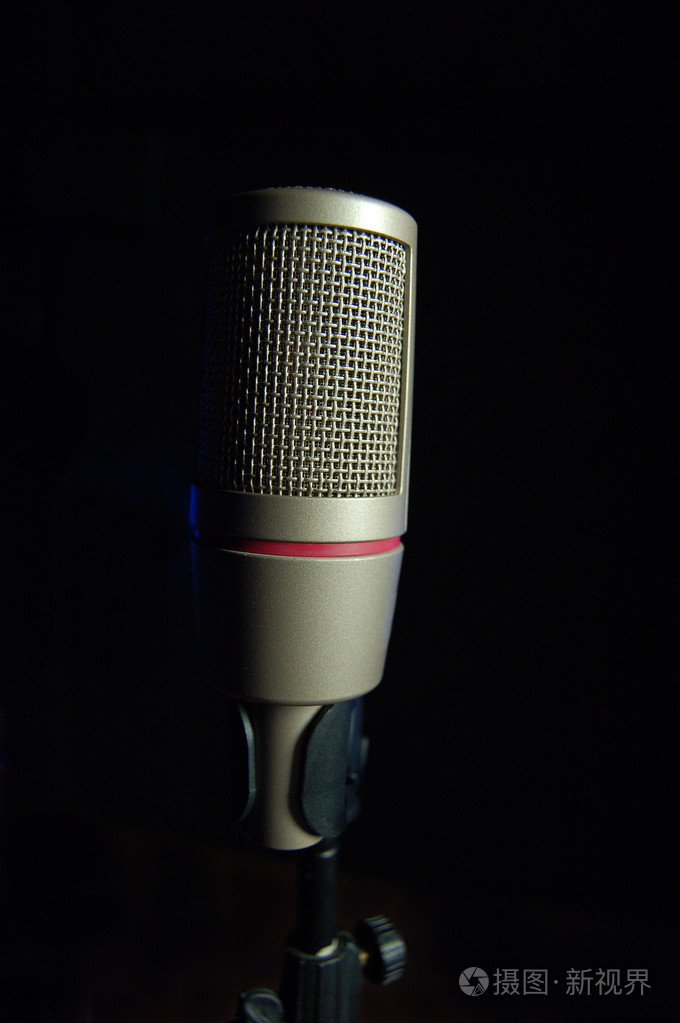 麦克风被隔绝在一个黑色的背景
