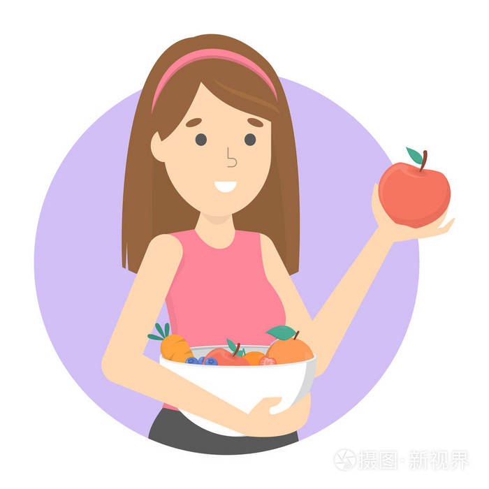 拿着新鲜食物的盘子的妇女