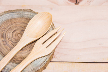 木盘子上的小勺子和叉子图片