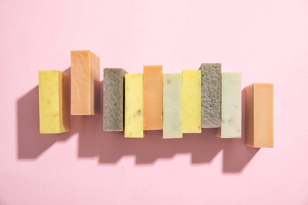 彩色背景上的手工制作肥皂条, 顶部视图照片