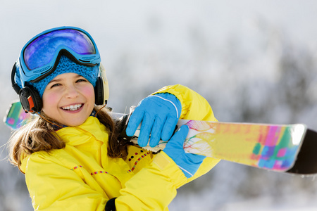 滑雪 冬天好玩可爱滑雪女孩享受滑雪假期