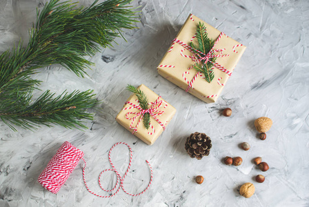 圣诞礼品盒装饰自然装饰新年派对概念复古松木锥螺母
